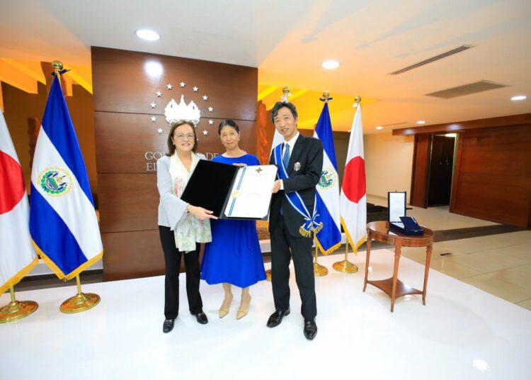 El Gobierno condecoró al embajador de Japón, Yoshitaka Hoshino, por su destacada labor diplomática