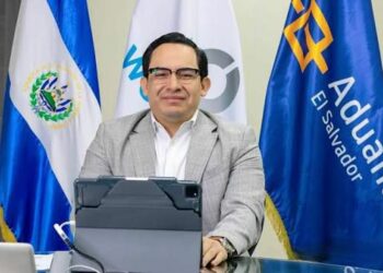 Director Benjamín Mayorga reconoce el trabajo de los agentes aduaneros en su día