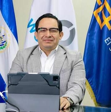 Director Benjamín Mayorga reconoce el trabajo de los agentes aduaneros en su día