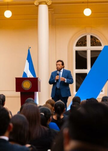 El Salvador celebra primera graduación masiva de funcionarios certificados en administración pública