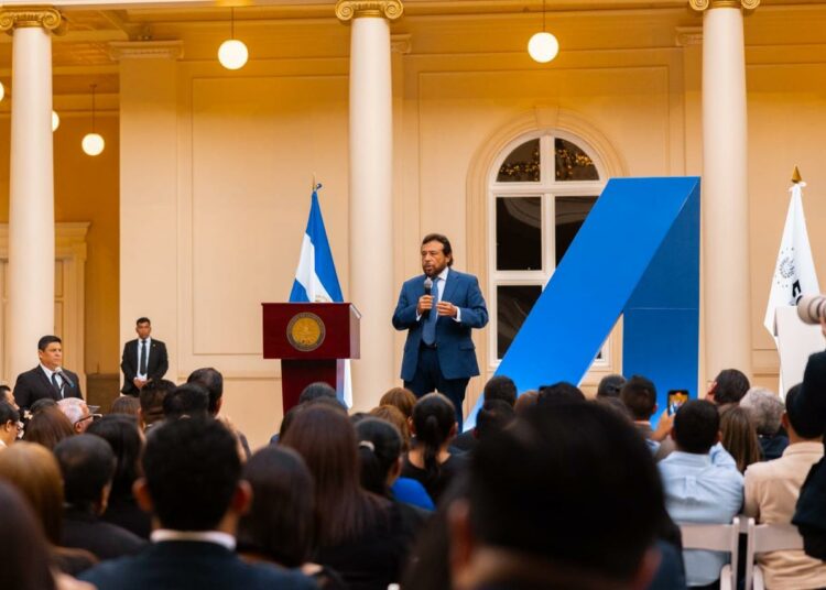 El Salvador celebra primera graduación masiva de funcionarios certificados en administración pública