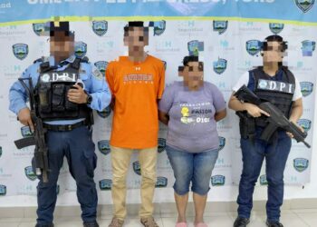 Madre y padrastro son arrestados tras denuncia de abusos contra adolescente en Honduras