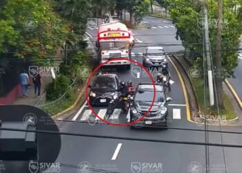 Imprudencia de motociclista ocasiona triple colisión en la Alameda Manuel Enrique Araujo