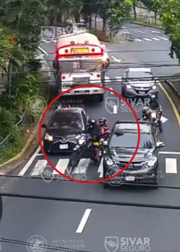 Imprudencia de motociclista ocasiona triple colisión en la Alameda Manuel Enrique Araujo