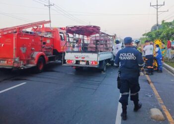 Mujer resulta lesionada tras quedar atrapada en camión durante accidente de tránsito