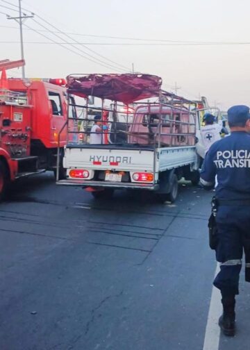 Mujer resulta lesionada tras quedar atrapada en camión durante accidente de tránsito