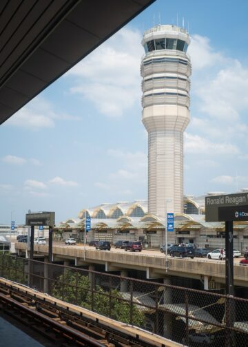 Reanudan operaciones en Aeropuerto Reagan tras falsa alarma de seguridad en vuelo