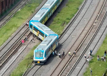 Descarrilamiento de tren deja 20 lesionados en Argentina