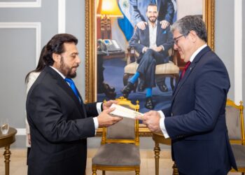 12 nuevos embajadores entregan cartas credenciales al Vicepresidente Félix Ulloa