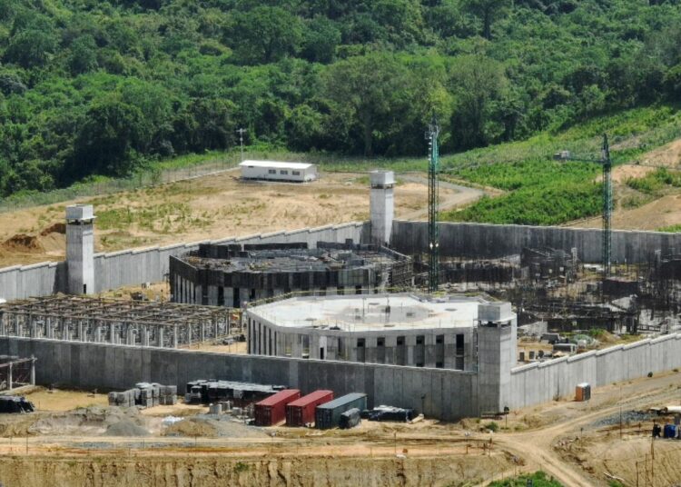 Ecuador inaugura la cárcel inspirada en modelo de máxima seguridad implementado por Nayib Bukele