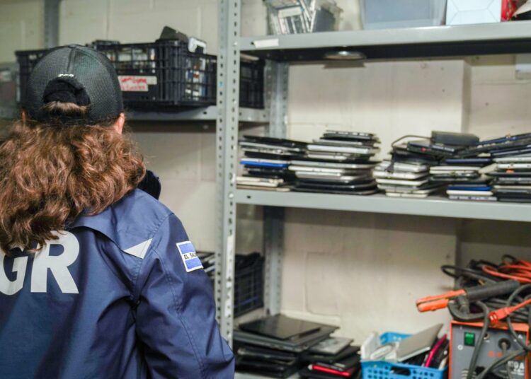 FGR interviene locales en Apopa que operaban como talleres clandestinos de dispositivos robados