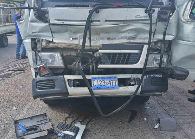 Dos lesionados tras accidente entre camiones sobre carretera Troncal del Norte