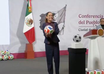 Reportera reclama desabasto de medicinas al gritarle a Sheinbaum durante una dinámica en la mañanera