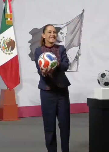 Reportera reclama desabasto de medicinas al gritarle a Sheinbaum durante una dinámica en la mañanera