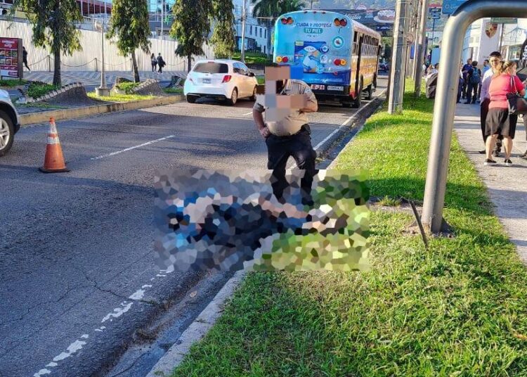 Autoridades procesan la muerte de pasajero que cayó de bus en Santa Elena