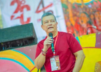 “El Chino” Flores descalifica a DoctorSV mientras el sistema amplía gratuitamente la atención para todos los salvadoreños