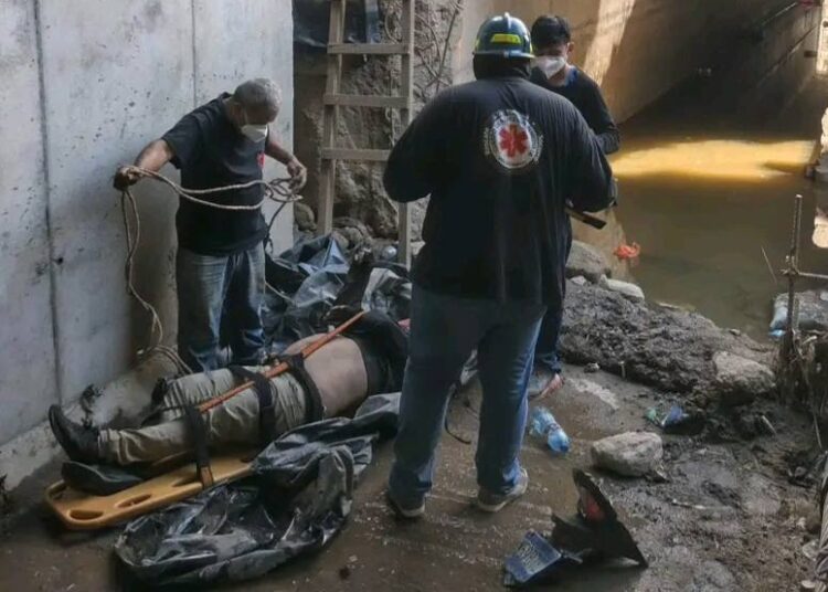 Recuperan cuerpo de motociclista tras caída de 10 metros en carretera a Santa Ana