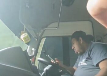 Ciudadanos denuncian a motorista de la ruta 140 por conducir usando el celular durante todo el recorrido