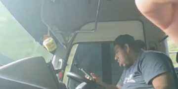 Ciudadanos denuncian a motorista de la ruta 140 por conducir usando el celular durante todo el recorrido