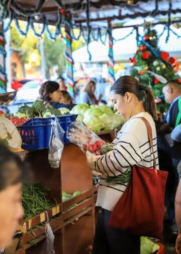 Salvadoreños llenan «agromercados» como opción de precios justos para la cena de nochebuena