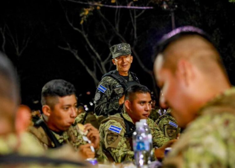 Ministro de Defensa comparte cena de nochebuena con soldados desplegados en todo el país