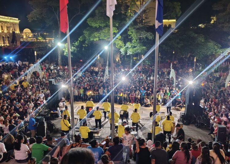 Orquesta Color Esperanza lleva su talento al corazón del Centro Histórico de San Salvador