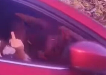 Video: Mujer agrede a conductores en tráfico de Antiguo Cuscatlán