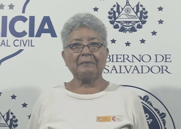 Capturan a mujer tras agredir a su vecina por tirar basura a la cuneta