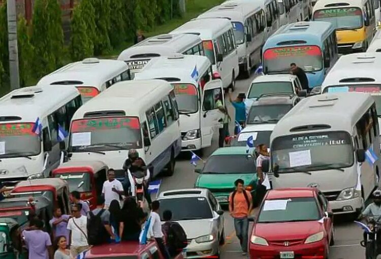 Continúa paro del transporte colectivo en Honduras al no recibir bono del gobierno
