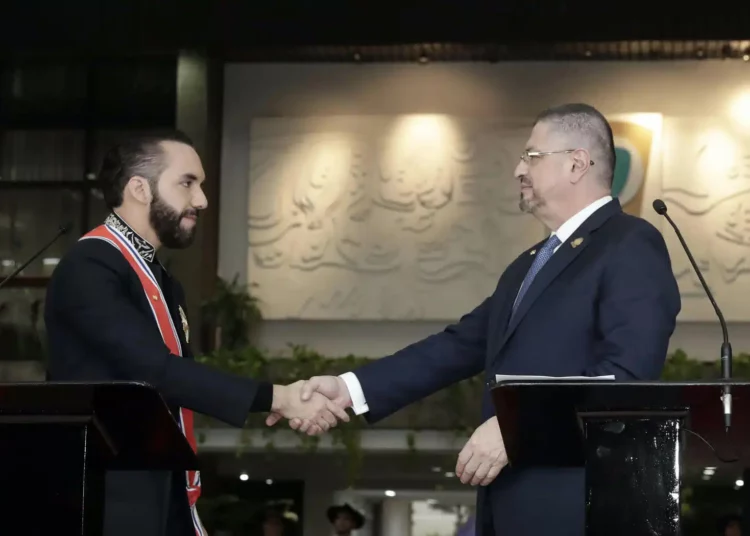 Presidente Bukele da la bienvenida al presidente de Costa Rica, Rodrigo Chaves