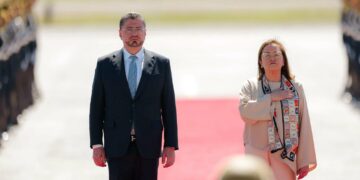 Presidente de Costa Rica arriba a El Salvador para su visita oficial