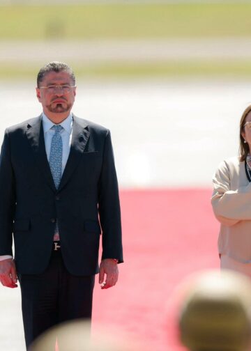 Presidente de Costa Rica arriba a El Salvador para su visita oficial