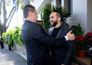 Rodrigo Chaves llega a Casa Presidencial de Coatepeque para reunirse con el Presidente Bukele