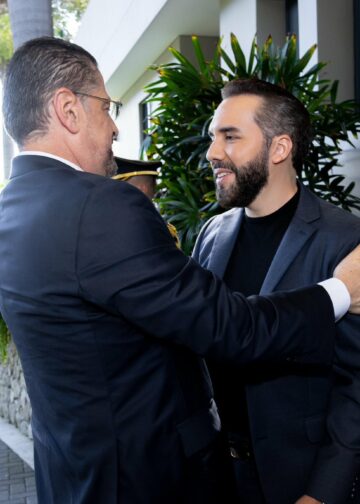 Rodrigo Chaves llega a Casa Presidencial de Coatepeque para reunirse con el Presidente Bukele