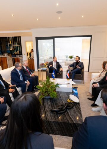 Comitiva oficial de Costa Rica se reúne en privado con el Presidente Bukele