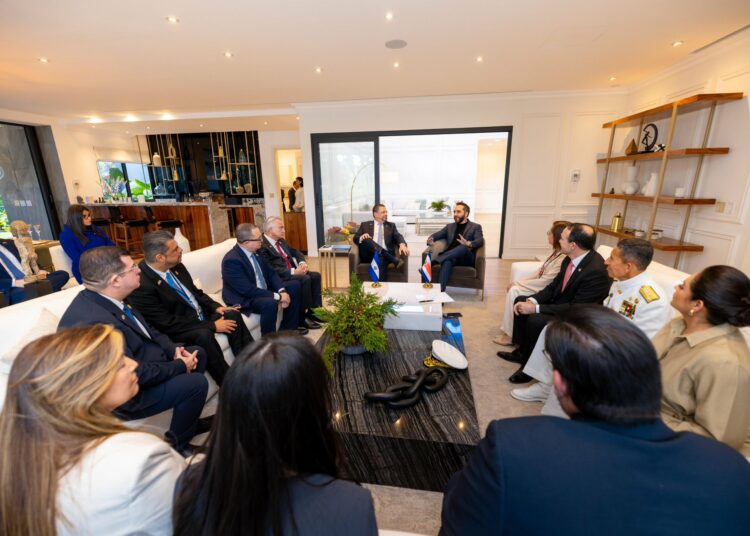 Comitiva oficial de Costa Rica se reúne en privado con el Presidente Bukele