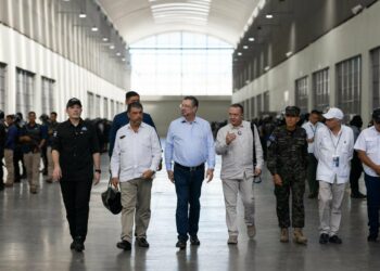 Presidente Rodrigo Chaves visita el CECOT