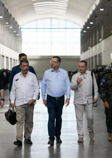 Presidente Rodrigo Chaves visita el CECOT