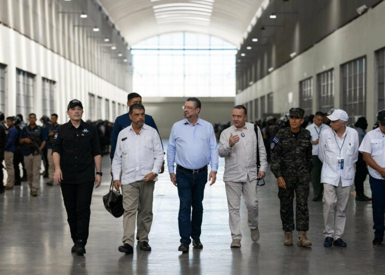 Presidente Rodrigo Chaves visita el CECOT