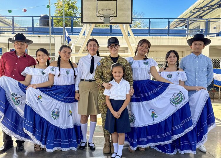 Ministra Karla Trigueros hqce visita de campo en escuelas de Meanguera del Golfo