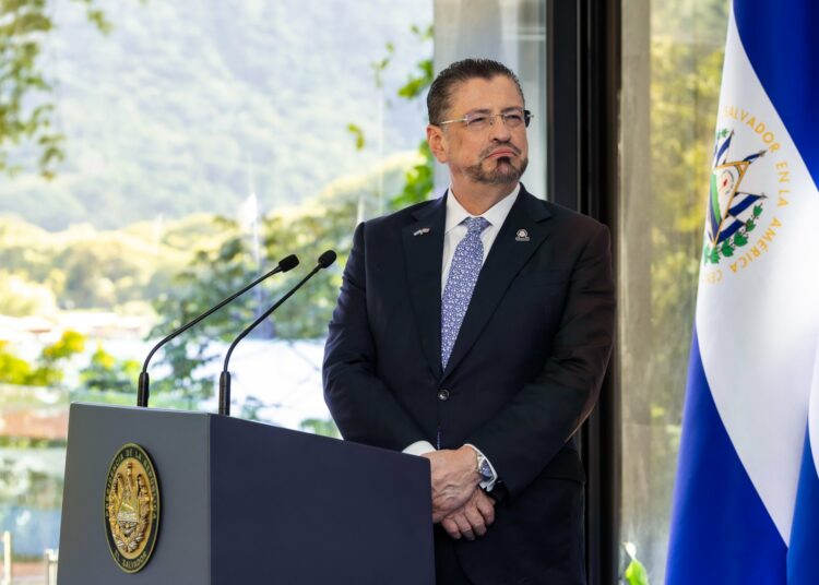 “Gracias El Salvador”: Rodrigo Chaves luego de su visita oficial al país