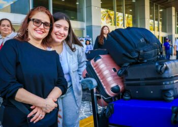 Visitantes extranjeros abarrotan aeropuerto internacional