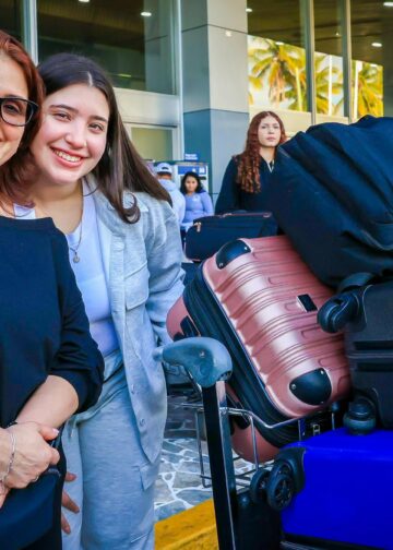 Visitantes extranjeros abarrotan aeropuerto internacional