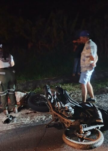 Motociclista fallece al impactar con un vehículo estacionado