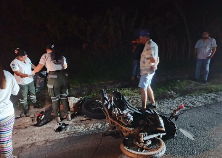 Motociclista fallece al impactar con un vehículo estacionado