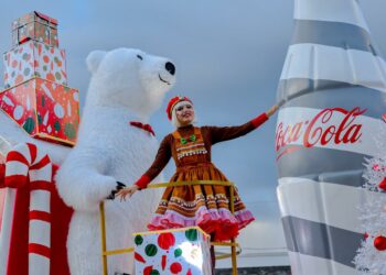 Lleno total en el desfile de globos gigantes del Centro Histórico