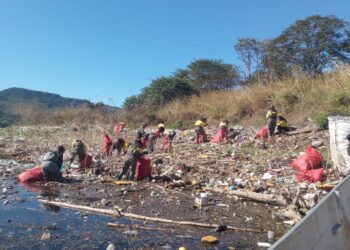 Realizan nueva jornada de limpieza en el lago Suchitlán y zonas aledañas
