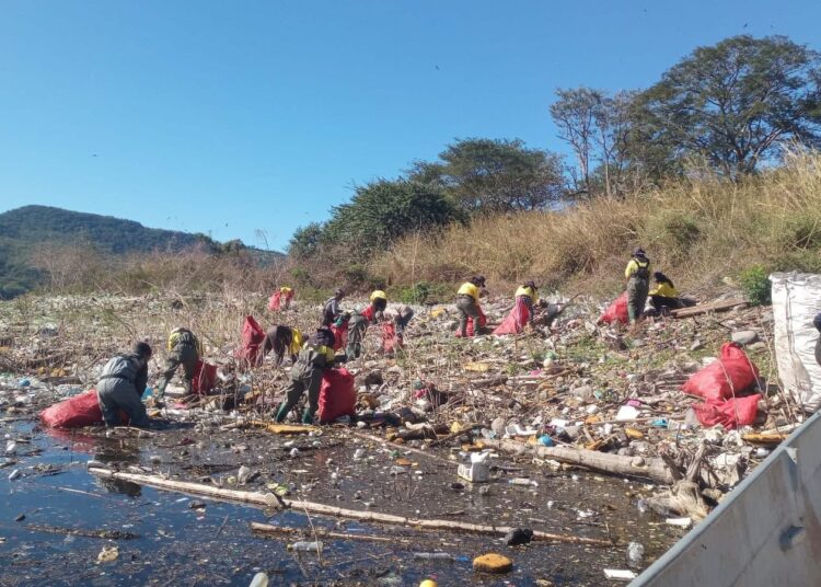 Realizan nueva jornada de limpieza en el lago Suchitlán y zonas aledañas