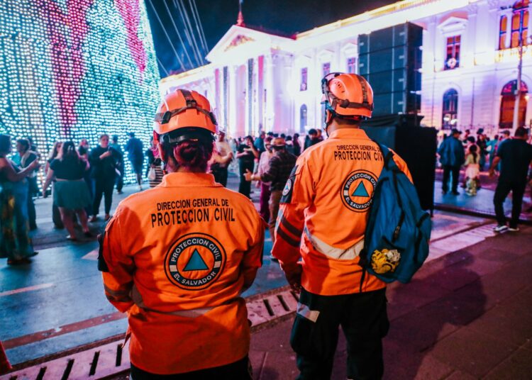 Vigilancia constante en Villa Navideña del Centro Histórico de San Salvador