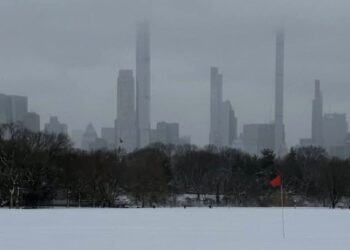 Fuerte nevada deja bajo gruesa capa de hielo el noreste de EEUU